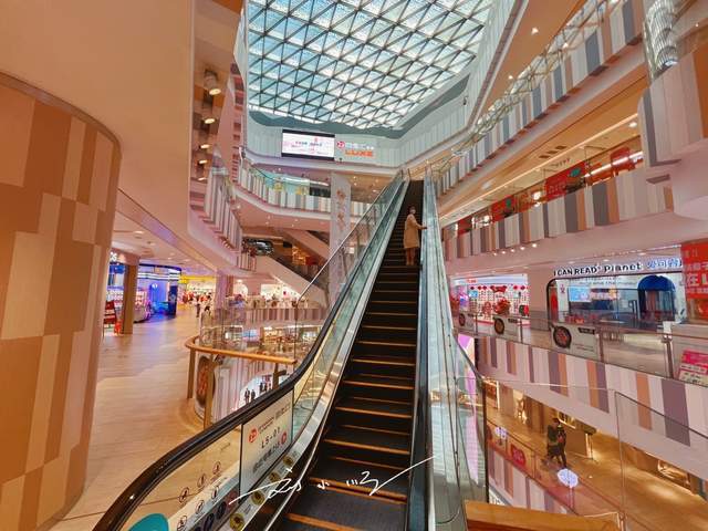 原创 广州市“白云新城”的地标商场,就在地铁口,人气还一直都很旺6