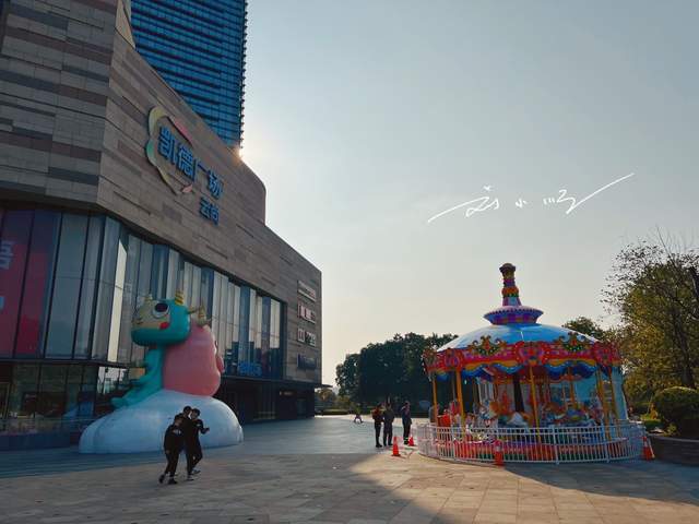 原创 广州市“白云新城”的地标商场,就在地铁口,人气还一直都很旺9