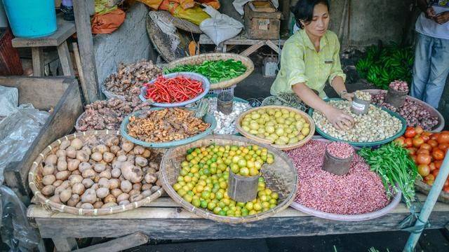 印尼都推荐旅游的菜市场，蟒蛇蝙蝠一样不少，你想来挑战一下吗9
