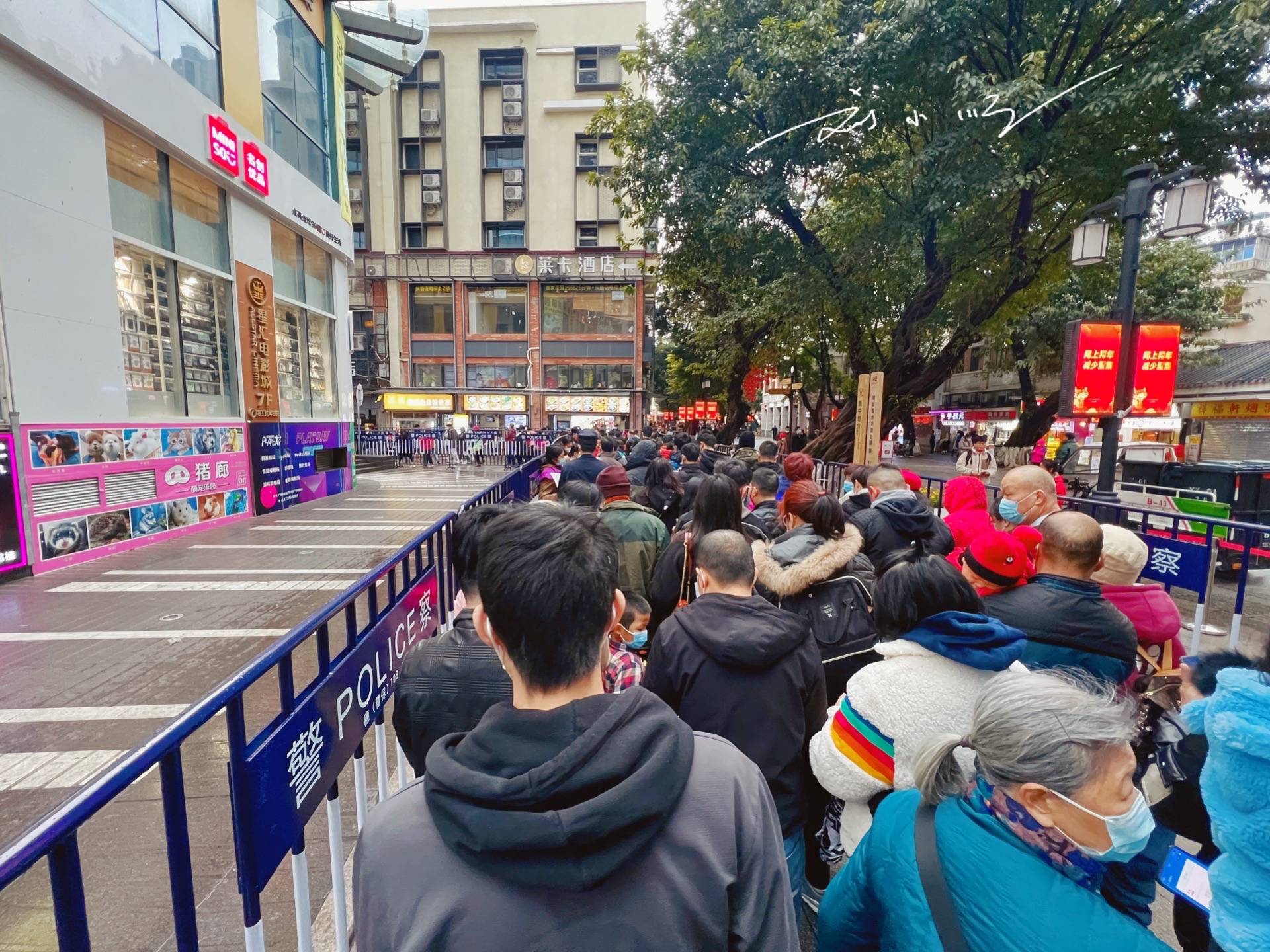 原创 实拍大年初一的广州大佛寺,天气好冷又下雨,庙里却依然人山人海5