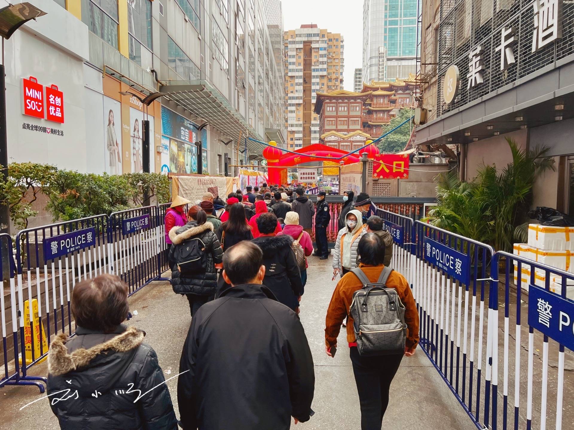 原创 实拍大年初一的广州大佛寺,天气好冷又下雨,庙里却依然人山人海7