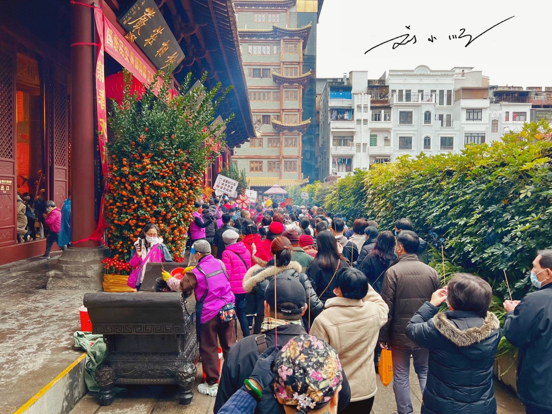 原创 实拍大年初一的广州大佛寺,天气好冷又下雨,庙里却依然人山人海10