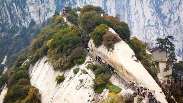 原创 中国“最危险”华山栈道，到底是何人修建，古人又是如何修的呢？1