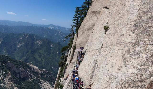 原创 中国“最危险”华山栈道，到底是何人修建，古人又是如何修的呢？3