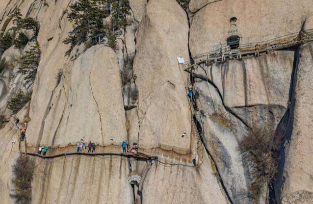 原创 中国“最危险”华山栈道，到底是何人修建，古人又是如何修的呢？5
