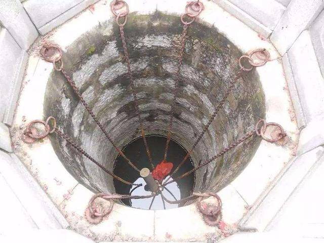 原创 锁龙井中真的有龙吗？一拉铁链就冒黑水，是传说还是确有其事1