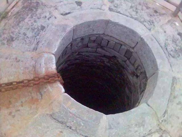 原创 锁龙井中真的有龙吗？一拉铁链就冒黑水，是传说还是确有其事2