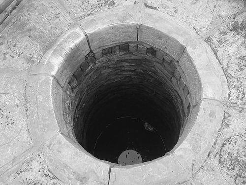 原创 锁龙井中真的有龙吗？一拉铁链就冒黑水，是传说还是确有其事6