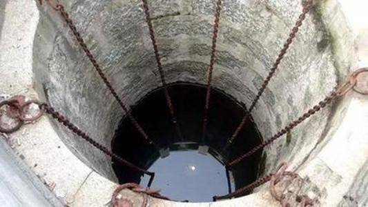 原创 锁龙井中真的有龙吗？一拉铁链就冒黑水，是传说还是确有其事7