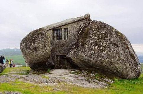 原创 世界上最“孤独”的房子,建在石头缝之间,没水没电却成了热门景点1