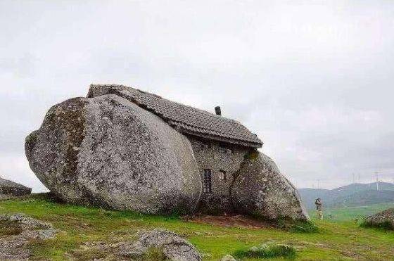 原创 世界上最“孤独”的房子,建在石头缝之间,没水没电却成了热门景点2