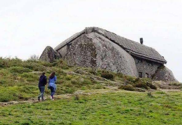 原创 世界上最“孤独”的房子,建在石头缝之间,没水没电却成了热门景点4