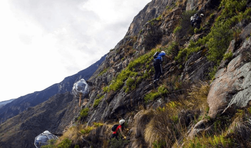 原创 悬崖上的胶囊酒店,距地面120米,出门需坐滑索,一般人不敢住2