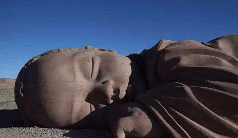 原创 甘肃沙漠创意雕塑，“巨婴”趴在沙漠三年，游客：看着让人心疼2