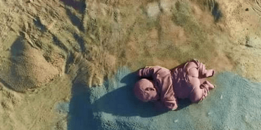 原创 甘肃沙漠创意雕塑，“巨婴”趴在沙漠三年，游客：看着让人心疼3