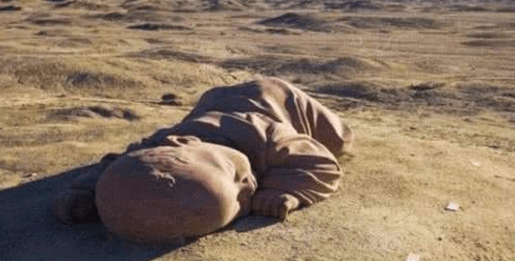 原创 甘肃沙漠创意雕塑，“巨婴”趴在沙漠三年，游客：看着让人心疼4