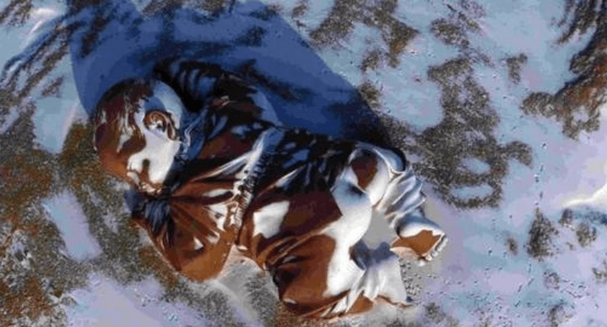 原创 甘肃沙漠创意雕塑，“巨婴”趴在沙漠三年，游客：看着让人心疼5