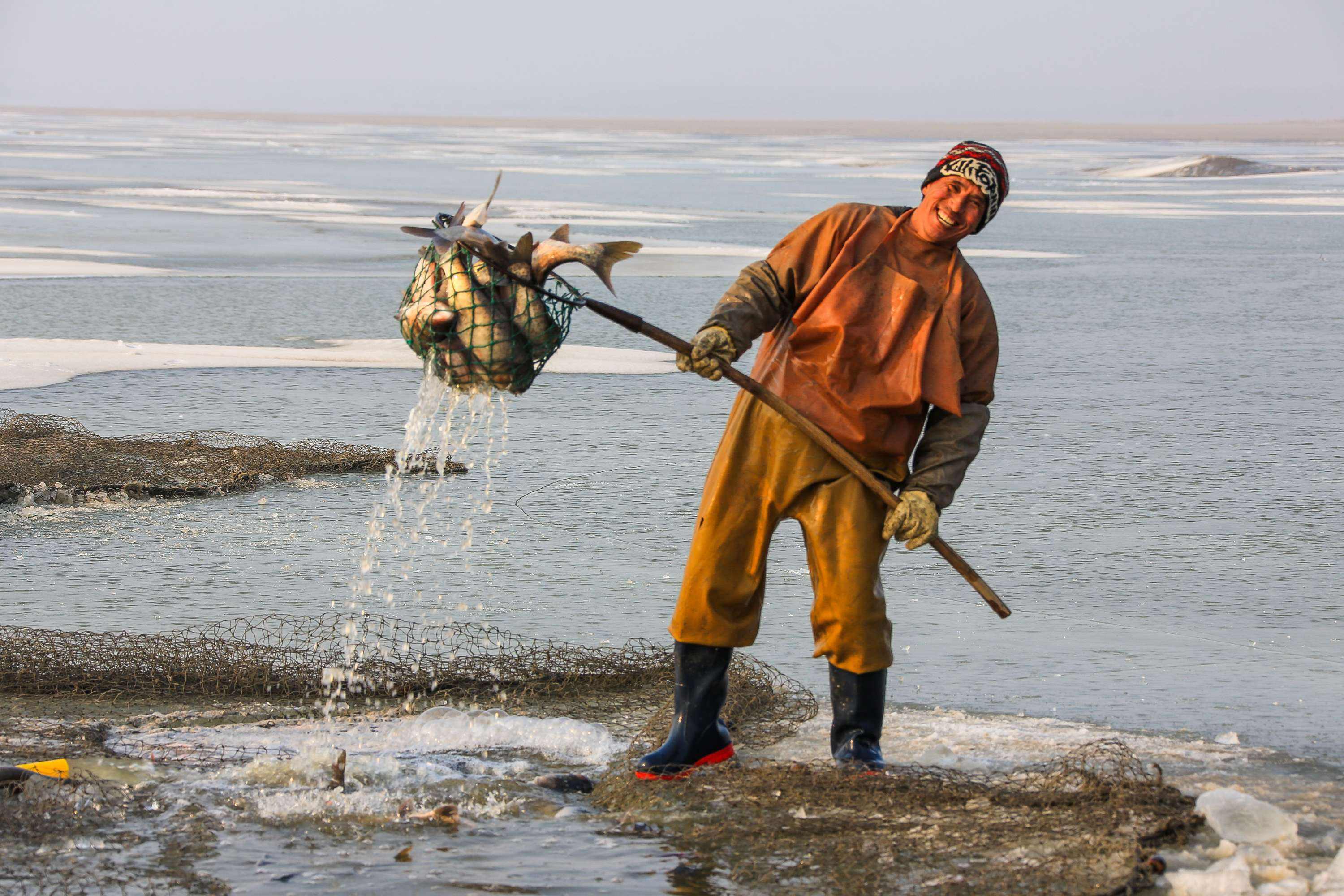 原创 查干湖的鱼为何越捞越多?一条头鱼拍出300万,怎么这么值钱?2