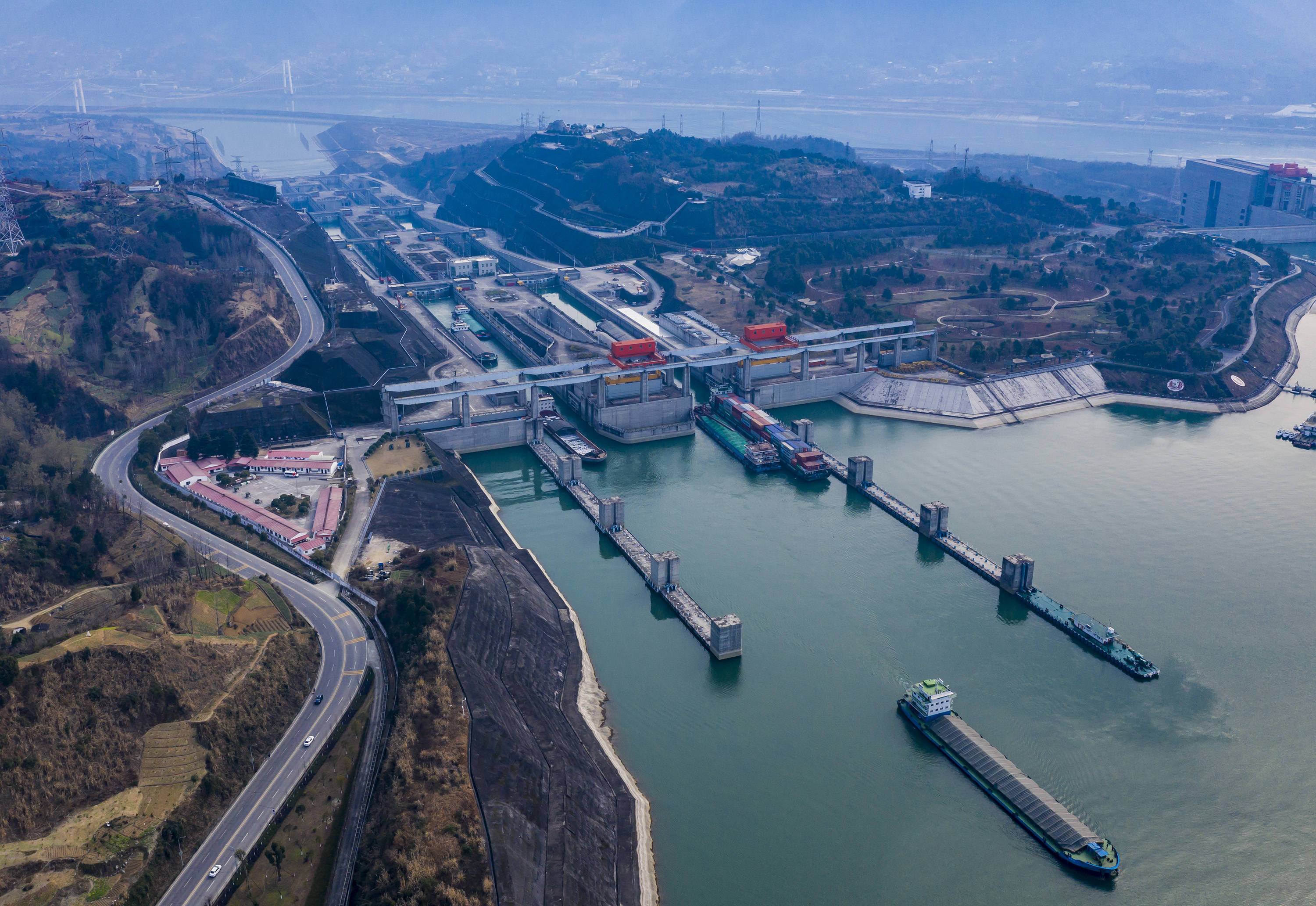 原创 三峡大坝高185米,直接把长江拦截了,来往的船怎么翻越通行的?1