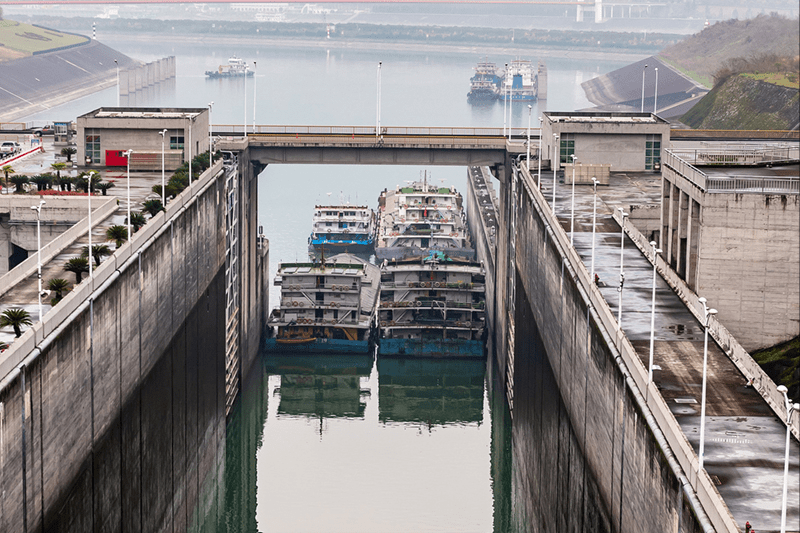 原创 三峡大坝高185米,直接把长江拦截了,来往的船怎么翻越通行的?3