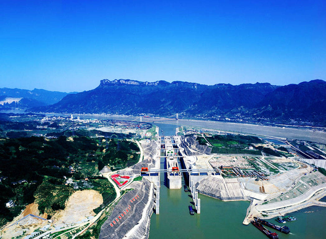 原创 三峡大坝高185米,直接把长江拦截了,来往的船怎么翻越通行的?4