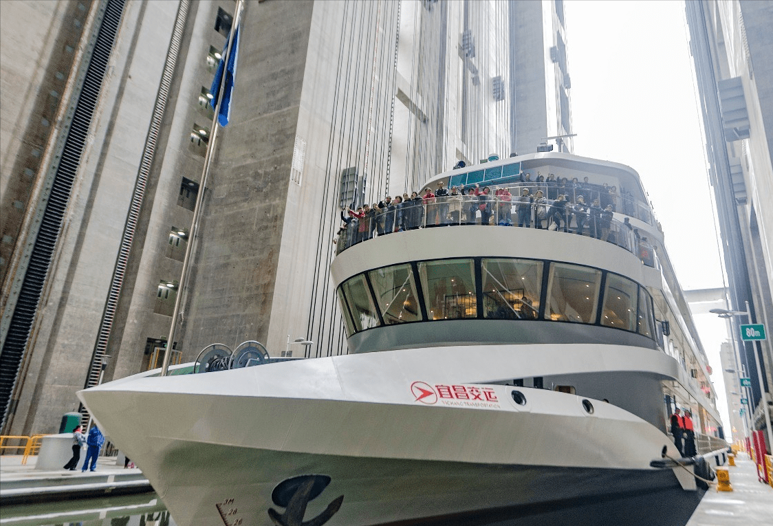 原创 三峡大坝高185米,直接把长江拦截了,来往的船怎么翻越通行的?6