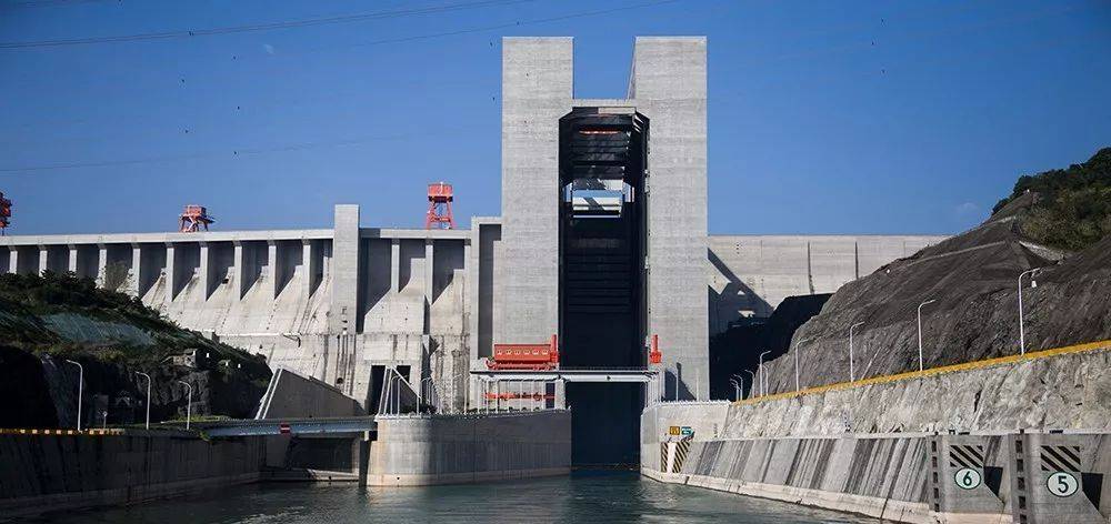 原创 三峡大坝高185米,直接把长江拦截了,来往的船怎么翻越通行的?8