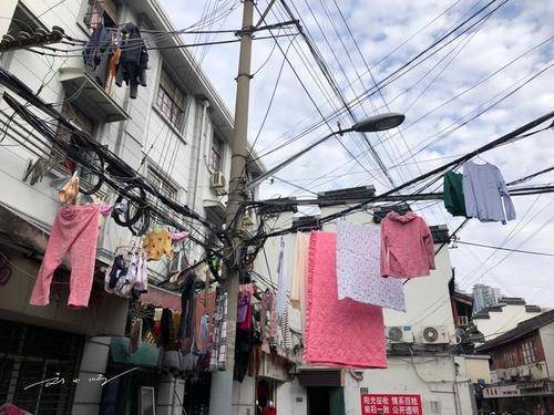 原创 上海高层是怎么晾衣服的？看完他们晾衣服的方式，网友：无法理解2