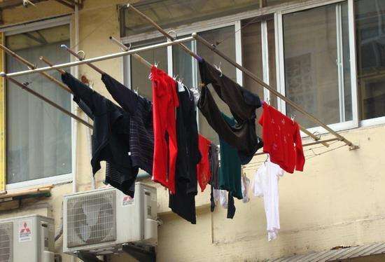 原创 上海高层是怎么晾衣服的？看完他们晾衣服的方式，网友：无法理解3