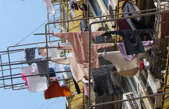 原创 上海高层是怎么晾衣服的？看完他们晾衣服的方式，网友：无法理解4