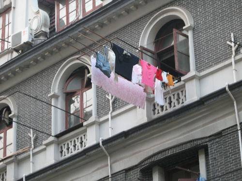 原创 上海高层是怎么晾衣服的？看完他们晾衣服的方式，网友：无法理解5