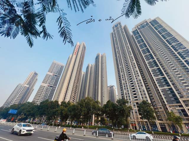 原创 广州与佛山交界处有一座“新城”，住宅容积率超高，房价还不便宜12