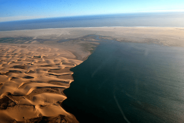 原创 沙漠从来不下雨?一天下完9年降水量,游客:走啊去沙漠看海!2