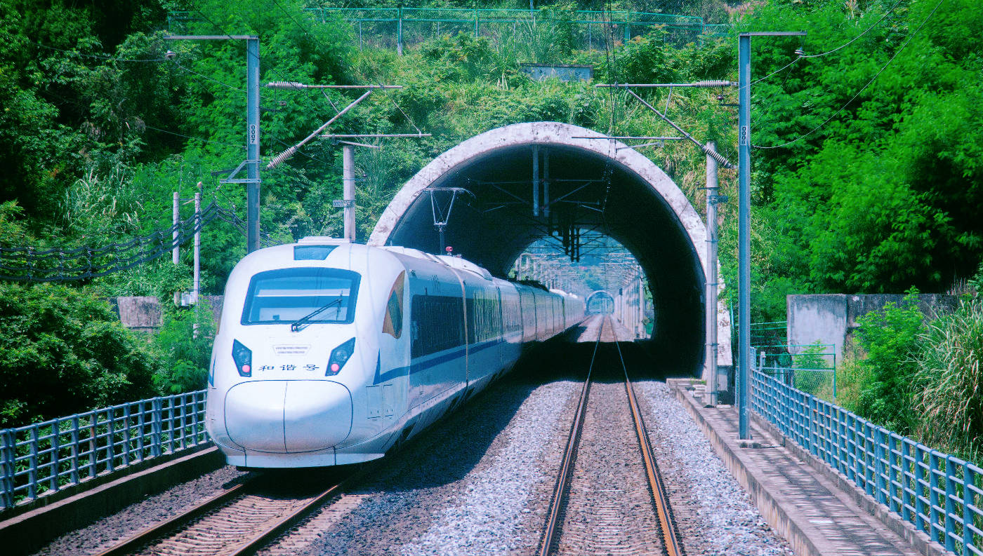 原创 国内“难熬”的动车,全程7小时没信号,背后却是工人们的不容易3