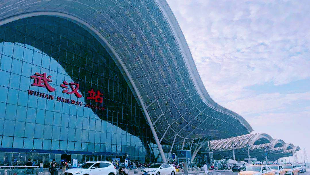 原创 国内“难熬”的动车,全程7小时没信号,背后却是工人们的不容易6