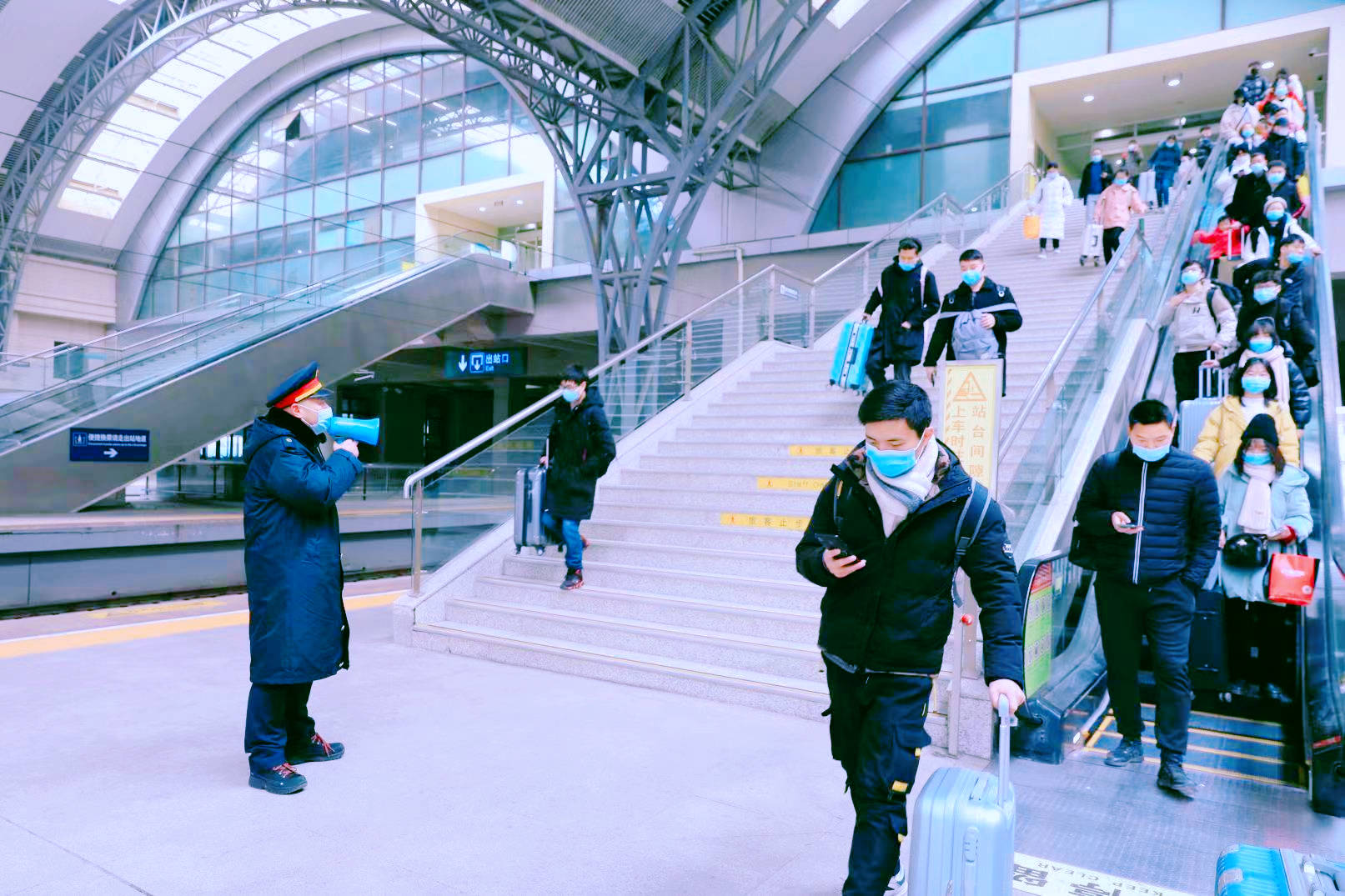 原创 国内“难熬”的动车,全程7小时没信号,背后却是工人们的不容易7