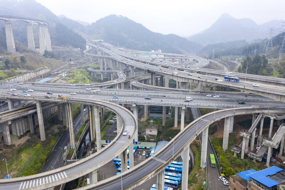 原创 贵州有座“奇葩”立交桥，5层8出口像过山车，老司机上来被绕晕6