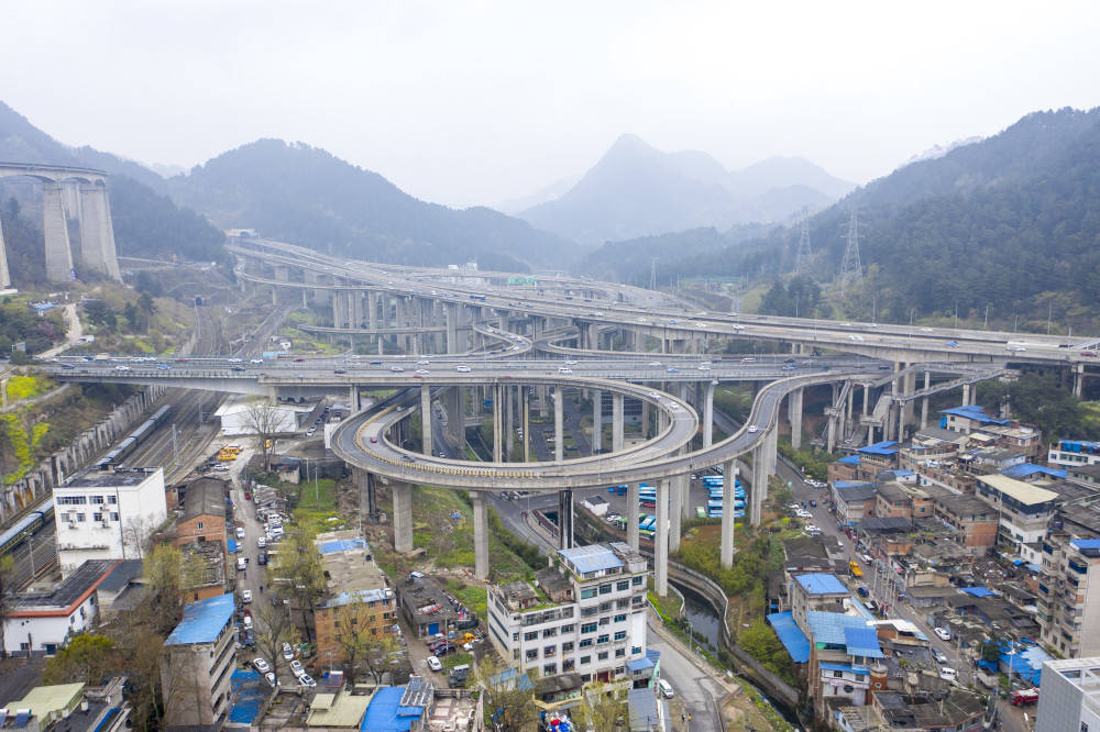 原创 贵州有座“奇葩”立交桥，5层8出口像过山车，老司机上来被绕晕8