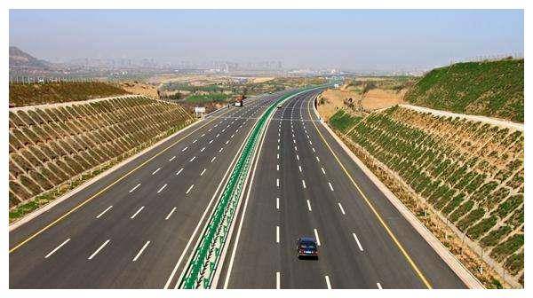 为啥高速上是沥青路,一到收费站就变水泥路?看完涨知识了1