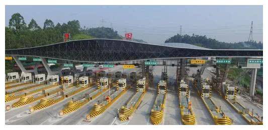为啥高速上是沥青路,一到收费站就变水泥路?看完涨知识了2