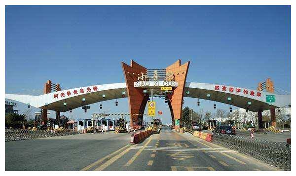 为啥高速上是沥青路,一到收费站就变水泥路?看完涨知识了3