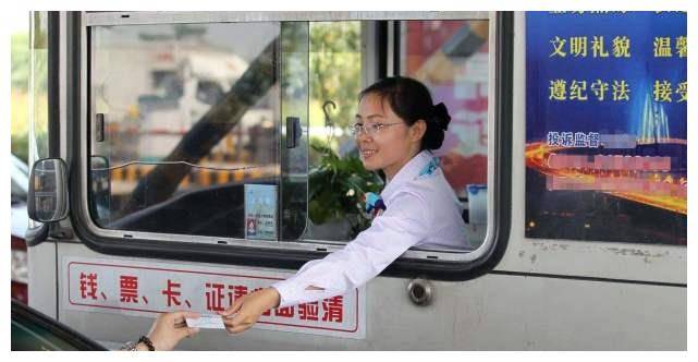 为啥高速上是沥青路,一到收费站就变水泥路?看完涨知识了4