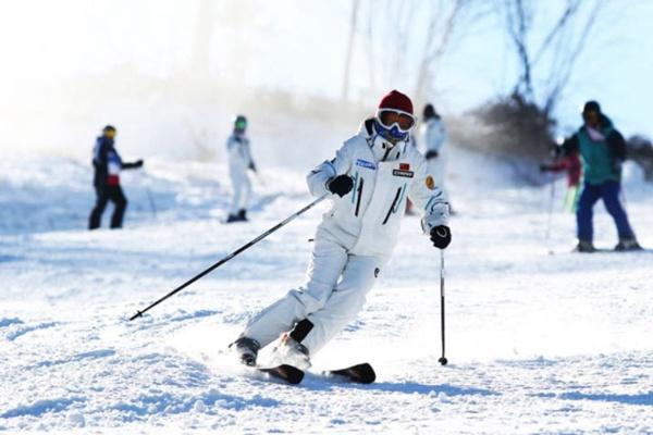 松花湖滑雪场和长白山滑雪场哪个好1