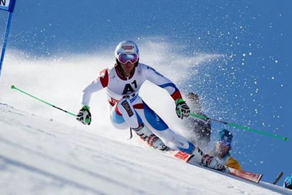 双板滑雪和单板滑雪优缺点 单板和双板哪个更容易2