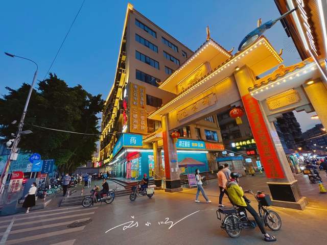 广州这家“网红”螺蛳粉店，几乎天天排队，游客：主要是性价比高1