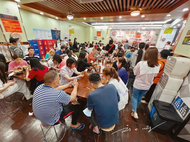 广州这家“网红”螺蛳粉店，几乎天天排队，游客：主要是性价比高6