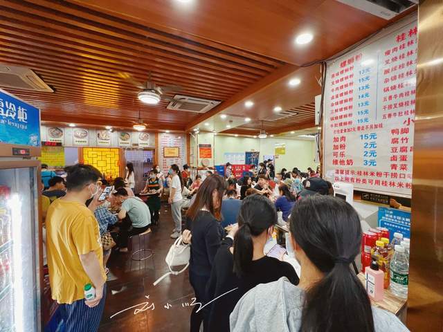 广州这家“网红”螺蛳粉店，几乎天天排队，游客：主要是性价比高7