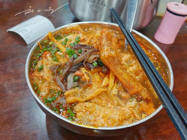 广州这家“网红”螺蛳粉店，几乎天天排队，游客：主要是性价比高8