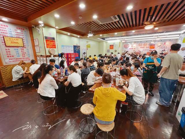 广州这家“网红”螺蛳粉店，几乎天天排队，游客：主要是性价比高9