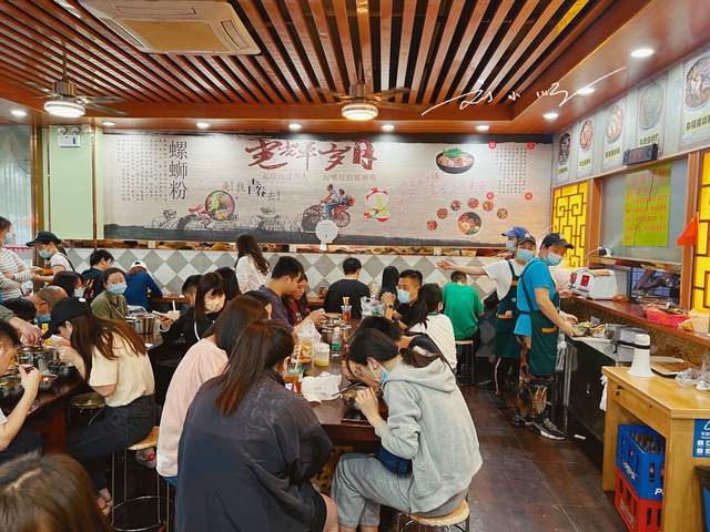 广州这家“网红”螺蛳粉店，几乎天天排队，游客：主要是性价比高12